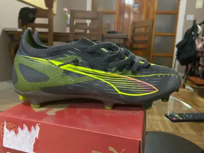 Botines de fútbol Puma negros - miniatura 1