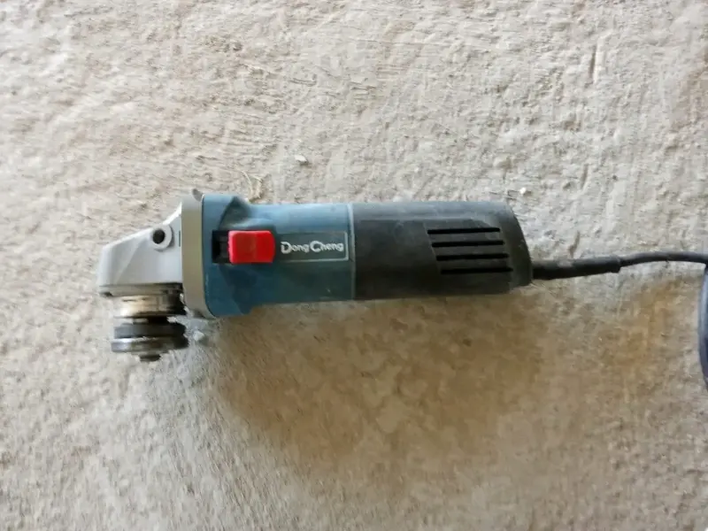 Esmeril angular DongCheng usado