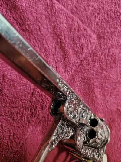 Revólver decorativo antiguo - miniatura 1