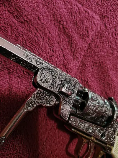 Revólver decorativo antiguo - miniatura 2