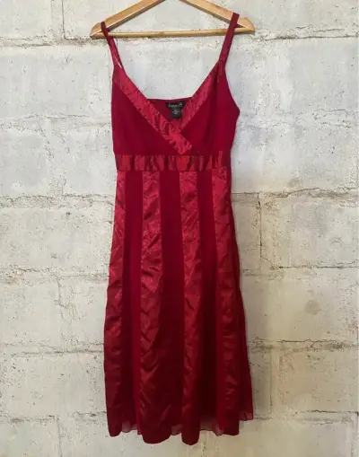 Vestido rojo de tirantes - miniatura 1
