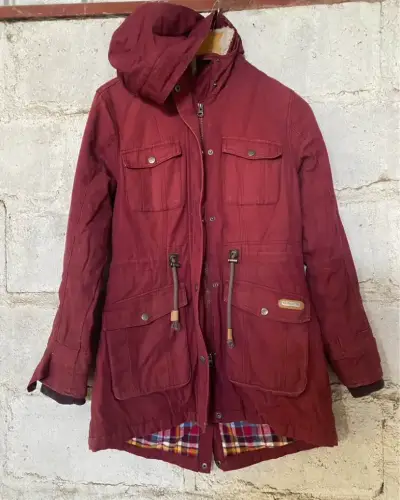 Parka roja con capucha - miniatura 1