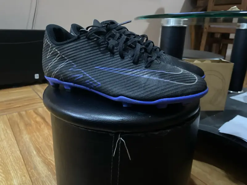 Zapatos de fútbol negros y azules - 1