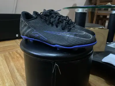 Zapatos de fútbol negros y azules - miniatura 1