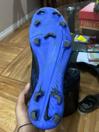 Zapatos de fútbol negros y azules - miniatura 2