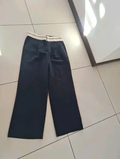 Pantalón negro sin detalles - miniatura 2