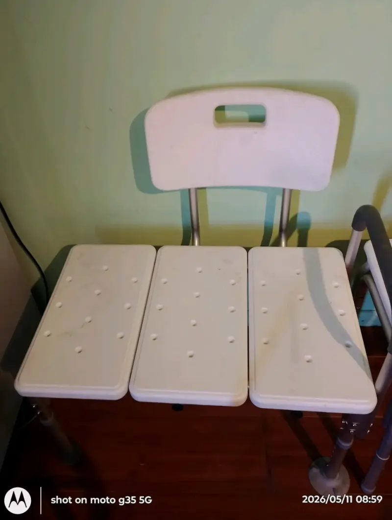 Silla de ducha ajustable blanca
