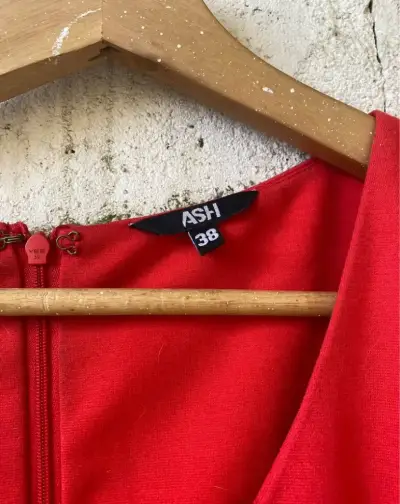 Vestido rojo con cierres - miniatura 2
