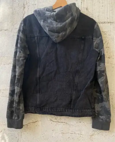 Chaqueta hombre  de mezclilla con capucha - miniatura 3