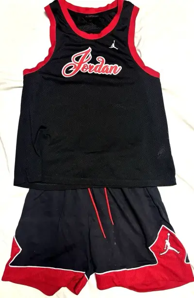 Conjunto deportivo Jordan negro y rojo - miniatura 1