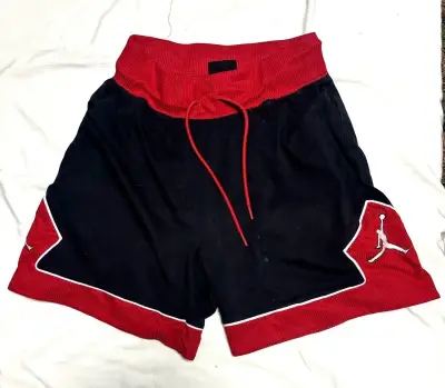 Conjunto deportivo Jordan negro y rojo - miniatura 2