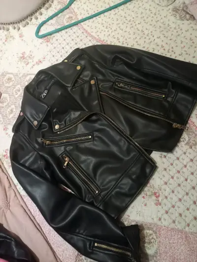 Chaqueta biker negra zara con cierres - miniatura 2