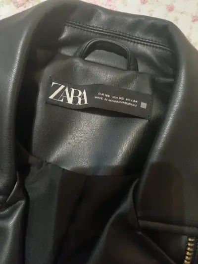 Chaqueta biker negra zara con cierres - miniatura 4