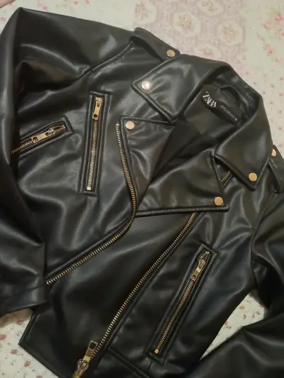 Chaqueta biker negra zara con cierres - miniatura 5