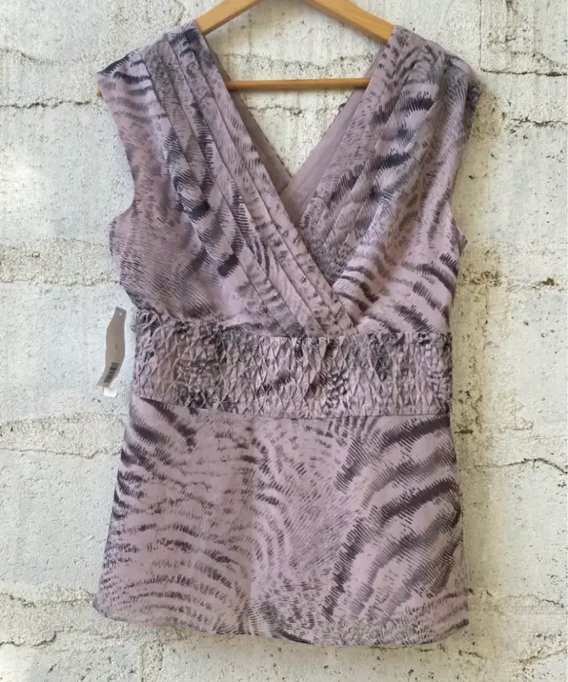 Blusa estampada sin mangas con ETIQUETA - 1