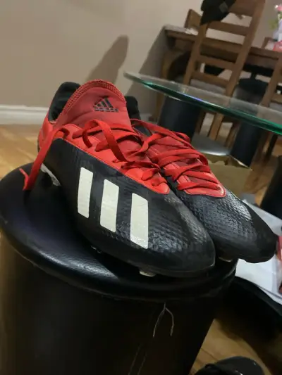 Zapatos de fútbol negros y azules - miniatura 1