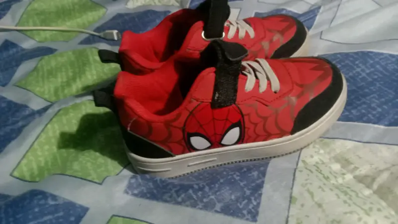 Zapatillas rojas Marvel - 2