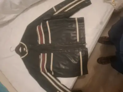 Chaqueta de cuero negra estilo motero - miniatura 1