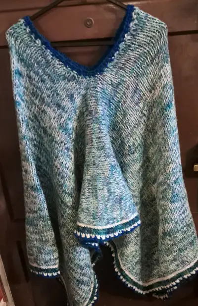 Poncho tejido azul  .varones. Lana reciclada x mi - miniatura 1