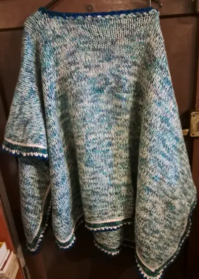 Poncho tejido azul  .varones. Lana reciclada x mi - miniatura 2
