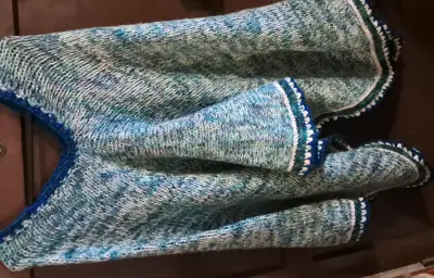 Poncho tejido azul  .varones. Lana reciclada x mi - miniatura 3