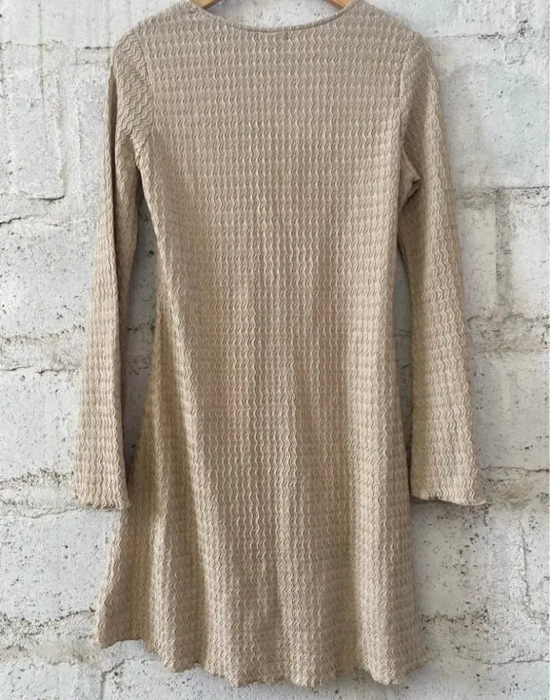 Vestido beige textura única con ETIQUETA - 3