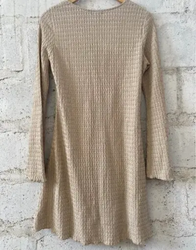 Vestido beige textura única con ETIQUETA - miniatura 3