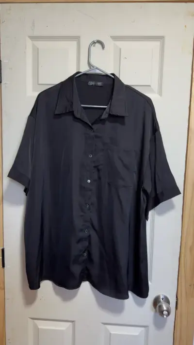 Blusa negra de manga corta - miniatura 1