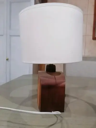 Lámpara de mesa con base de madera - miniatura 1