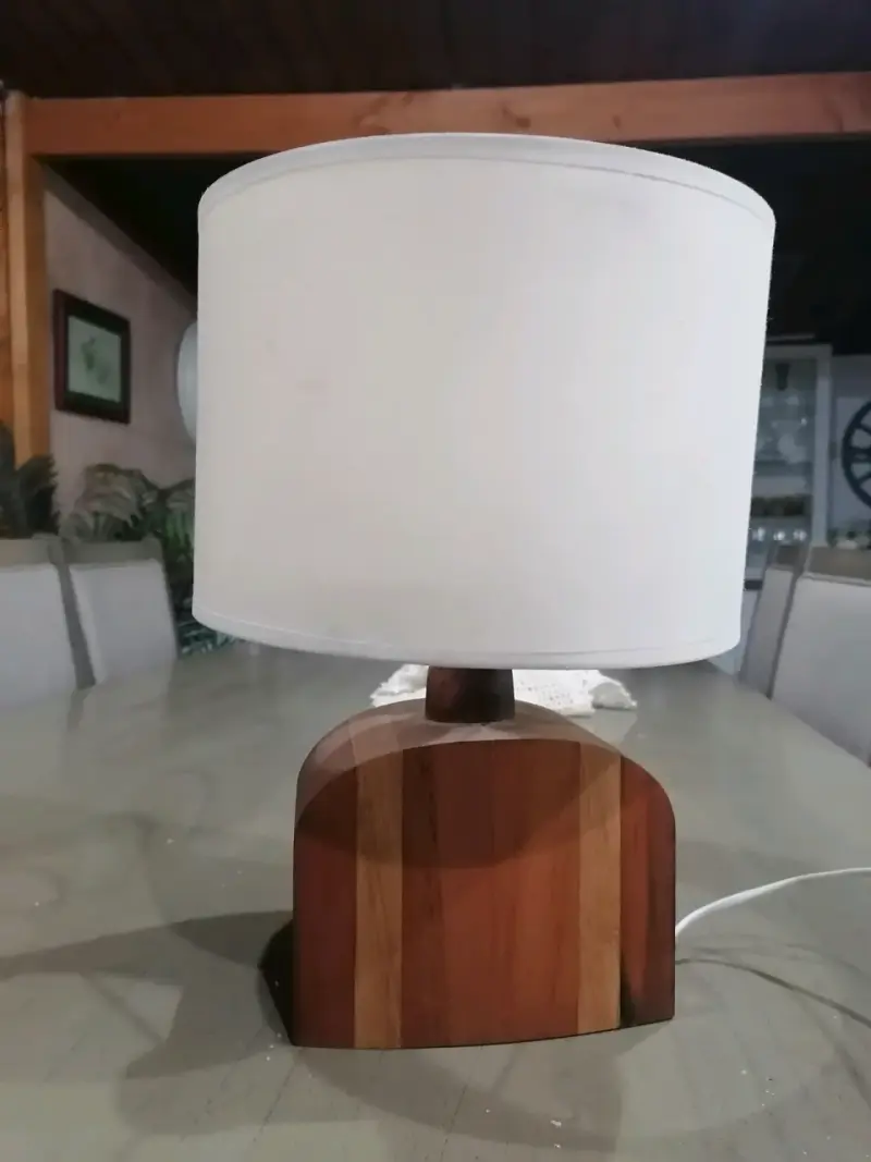 Lámpara de mesa con base de madera - 2
