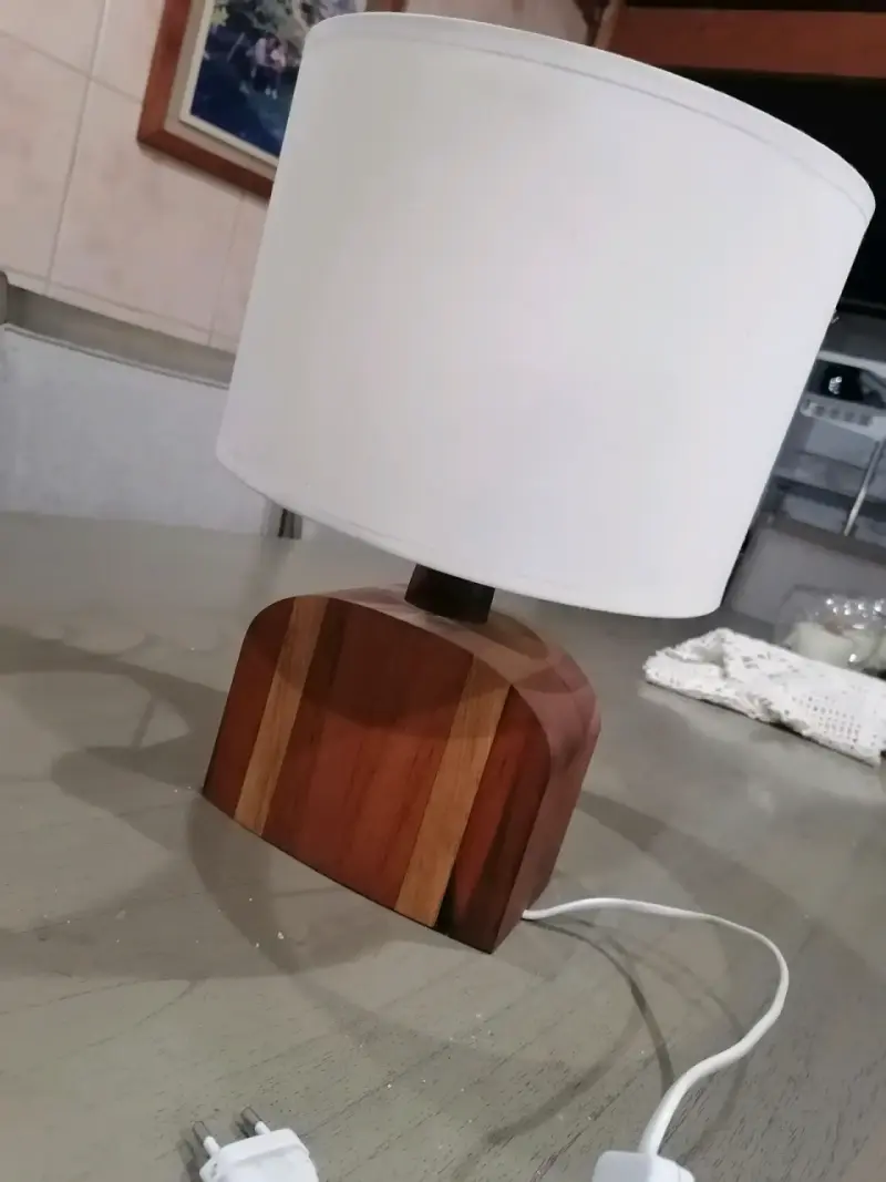 Lámpara de mesa con base de madera - 3