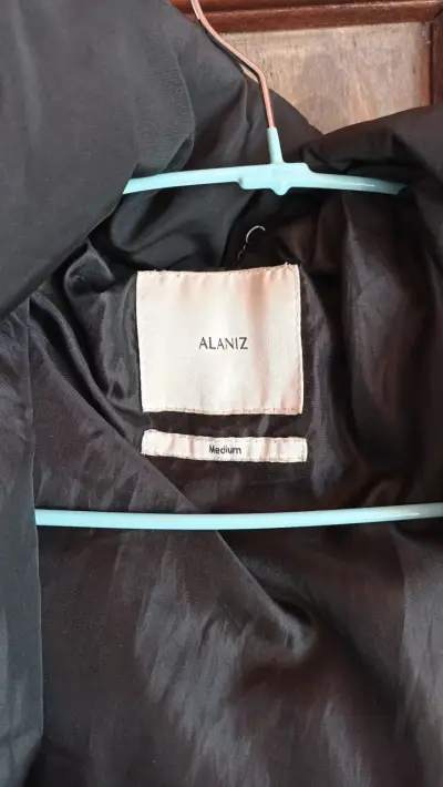 Parka negra con capucha desmontable- Talla M - miniatura 3