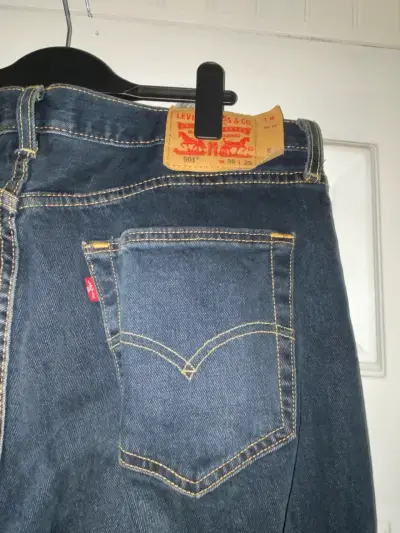 Jeans hombre oscuros casuales levis NO originales - miniatura 3