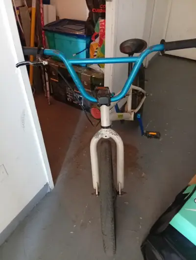 Bicicleta BMX blanca y azul - miniatura 2