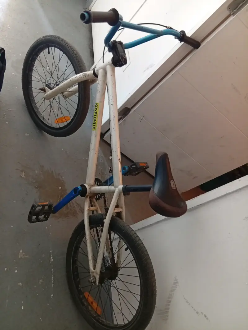 Bicicleta BMX blanca y azul - 3