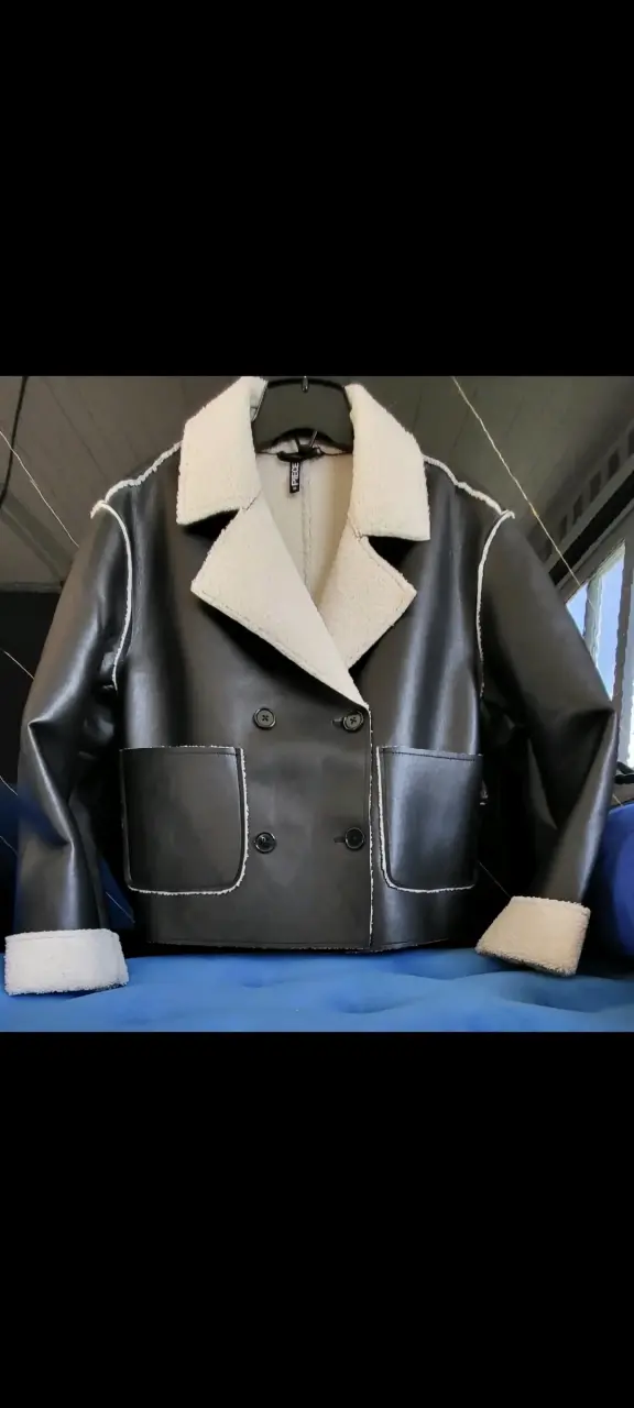 Chaqueta de cuero negra con forro