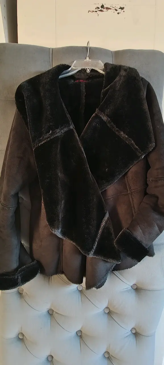 Chaqueta marrón con cuello de piel - 1