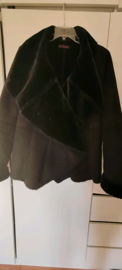 Chaqueta marrón con cuello de piel - miniatura 2