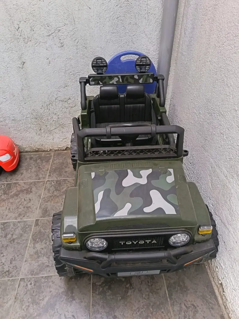 Auto eléctrico para niños camuflado - 1