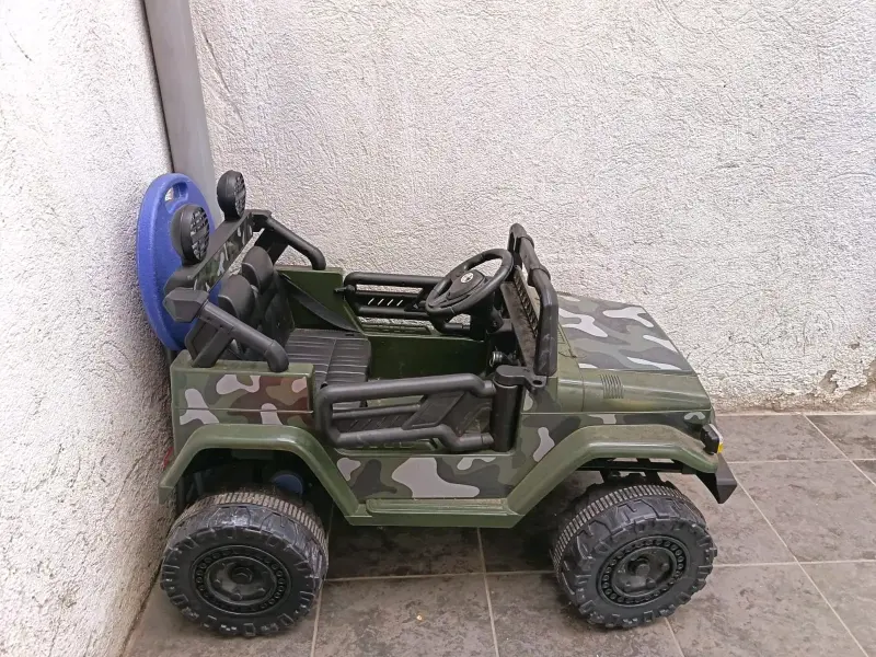 Auto eléctrico para niños camuflado - 2