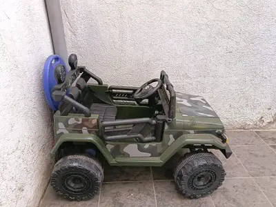 Auto eléctrico para niños camuflado - miniatura 2