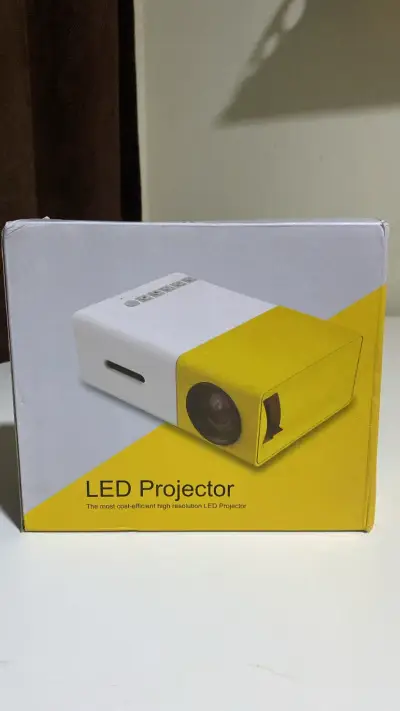 Proyector LED compacto amarillo - miniatura 1