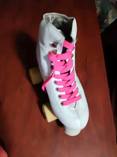Patín clásico blanco con cordones rosados - miniatura 1