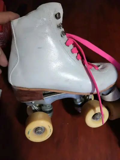 Patín clásico blanco con cordones rosados - miniatura 2