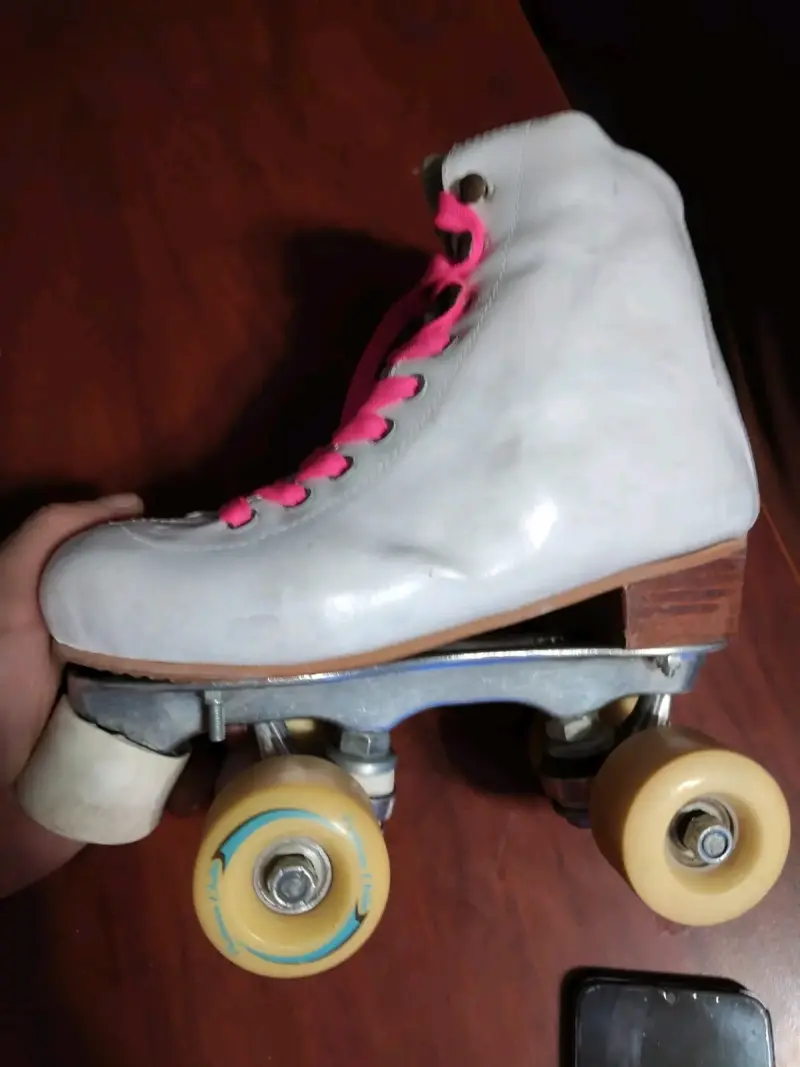 Patín clásico blanco con cordones rosados - 3