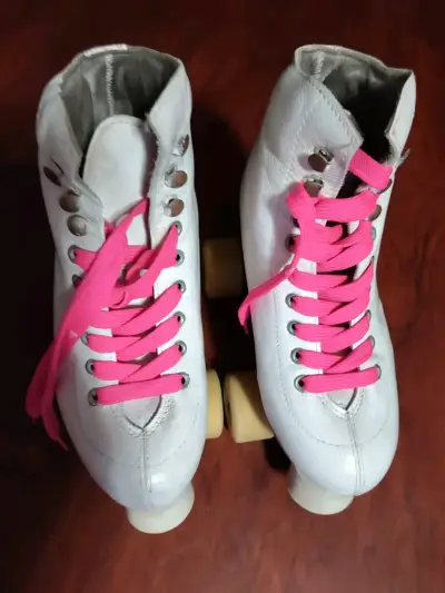 Patín clásico blanco con cordones rosados - miniatura 4