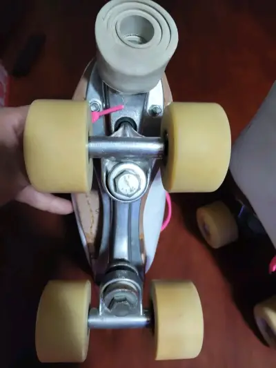 Patín clásico blanco con cordones rosados - miniatura 5