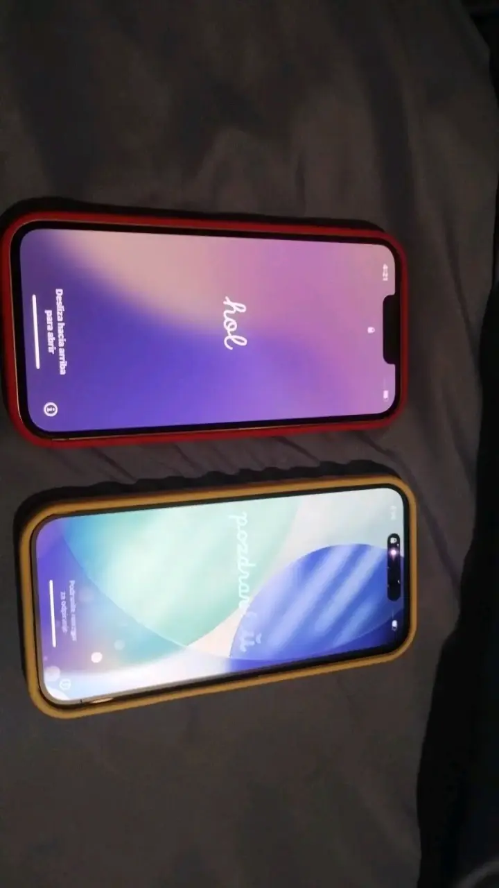 Dos smartphones en fundas - 1