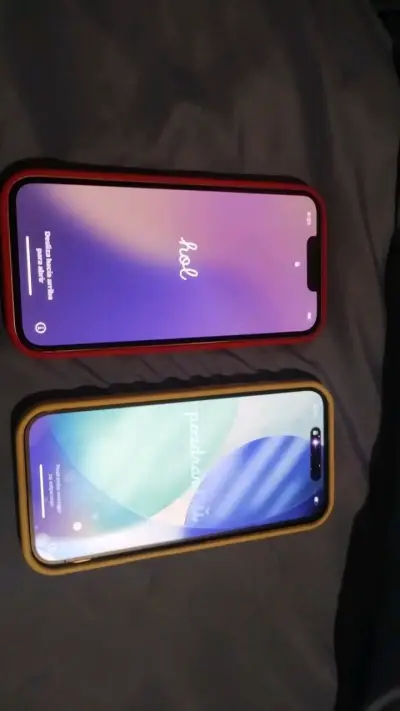Dos smartphones en fundas - miniatura 1