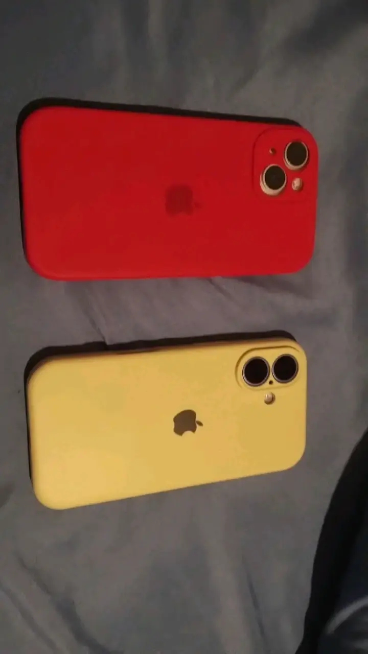 Dos smartphones en fundas - 2
